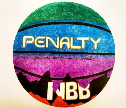 Mais de 60 desenhos foram publicados no Instagram com a #ABolaDoJogo, que marca o concurso cultural promovido pela Penalty e a Liga Nacional de Basquete. Na ação, crianças de todo o Brasil puderam enviar versões estilizadas da tradicional bola laranja.  A melhor criação entrará em quadra na rodada de abertura da temporada 20/21 do Novo Basquete Brasil (NBB), marcada para 10 de novembro de 2020, no Ginásio do Maracanãzinho, no Rio de Janeiro. Votação liberada! Quatro desenhos foram selecionados pelo júri e seguem para voto popular. O público poderá eleger o vencedor por meio de votação via stories nos perfis da Penalty e do NBB no Instagram entre os dias 19 a 24 de outubro. O vencedor será anunciado no dia 26 de outubro de 2020. O desenho campeão será reproduzido pelo artista plástico Tom Veiga em uma bola Penalty Crossover 7.8. A bola estilizada marcará a estreia da nova temporada do NBB. Com o autógrafo das principais estrelas do basquete do Brasil, a bola seguirá para leilão, em uma ação organizada pela LNB. O valor arrecadado será destinado a projetos sociais esportivos. Confira os quatro desenhos finalistas: