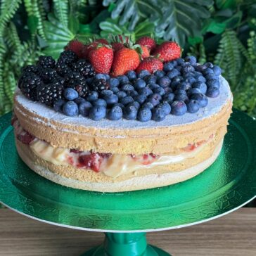 Receita Sem Glúten: confira bolo de brigadeiro branco e frutas vermelhas